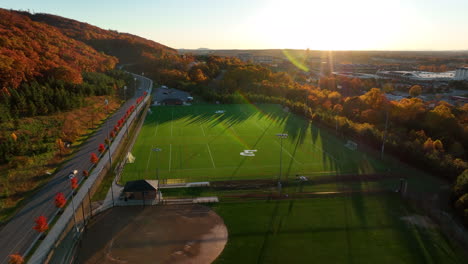 Sportliches-Fußball-Hockey-Feld-Der-Liberty-University-Während-Eines-Wunderschönen-Herbstsonnenuntergangs