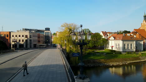 Vintage-Laternenpfosten-An-Der-Brücke-über-Den-Fluss-Brda-In-Bydgoszcz,-Polen-Mit-Fußgängern,-Die-Tagsüber-Spazieren-Gehen