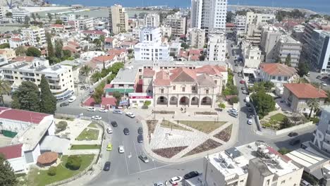 Tire-Hacia-Atrás-De-La-Iglesia-De-Santo-St-Joseph-Con-Un-Impresionante-Fondo-Azul-Del-Mar,-La-Ciudad-De-Larnaca,-Chipre
