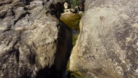 El-Agua-Erosiona-Un-Curso-A-Través-De-Las-Rocas-De-Granito-En-El-Caldero-Del-Gigante-Cerca-De-Alicante,-España---Siguiendo-El-Nacimiento-Del-Arroyo