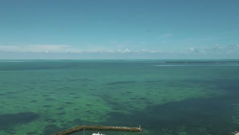 Florida-Keys,-Coral-Cay-Archipelago-With-Boats-Dock-At-The-Marina-In-Florida,-USA