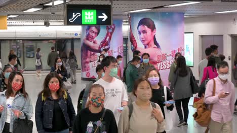 Personas-Con-Máscaras-Faciales-Caminan-Durante-La-Hora-Pico-Para-Viajar-En-Un-Tren-Subterráneo-En-Una-Estación-Mtr-En-Hong-Kong