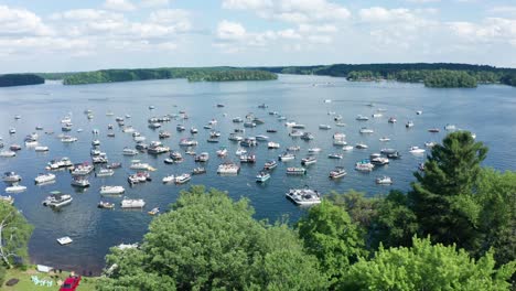 Lake-crowded-with-spring-break-party-boats-during-college-spring-summer-break