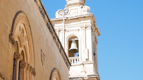 Majestuosa-Torre-De-La-Iglesia-Antigua-De-Mdina,-Capital-De-Malta