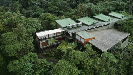 Luxushotel-Mashpi-Lodge-Mitten-Im-Dschungel-Und-Im-Ecuatorianischen-Regenwald-Von-Ecuador