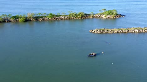 Pescador-En-La-Desembocadura-Del-Río-Soco-Con-Método-Criminal-De-Pesca,-República-Dominicana