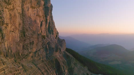 Südtirol-Plose-Peitlerkofel-Goldene-Stunde-Steiler-Berghang-Luftaufnahme-Mit-Blick-Auf-Die-Spektakuläre,-Dunstige-Talaussicht