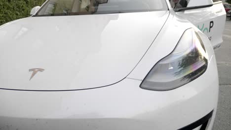 Scheinwerfer-Und-Fronthaube-Des-Weißen-Tesla-Model-3-Limousinenwagens-Für-Carsharing-Service