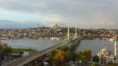 Weitwinkelaufnahme-Einer-Drohne,-Die-über-Die-Dächer-Von-Wohngebäuden-In-Istanbul,-Türkei,-Fliegt-Und-In-Der-Ferne-Die-Halic-U-Bahn-Brücke-Und-Die-Hagia-Sophia-Freigibt