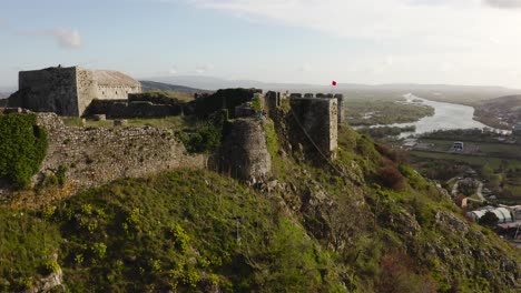 Alte-Steinmauern-Der-Struktur-Der-Mittelalterlichen-Burg-Shkoder-In-Albanien,-Auf-Dem-Gipfel-Des-Berges