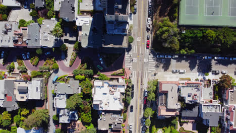Die-Berühmte-Lombard-Street-In-San-Francisco,-Kalifornien,-Berühmt-Dafür,-Die-Steilste-Und-Kurvenreichste-Straße-Der-Welt-Zu-Sein