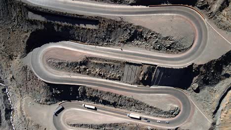 Detaillierte-Luftaufnahme-Der-Straße-Cuesta-Caracoles,-Route-Zwischen-Chile-Und-Argentinien