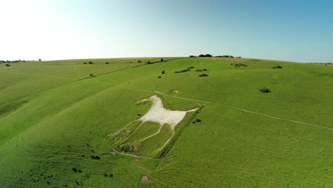 Alton-Barnes-White-Horse-Milk-Hill-Ikonische-Kreidefigur-Wahrzeichen-Antenne-Steigende-Rückansicht