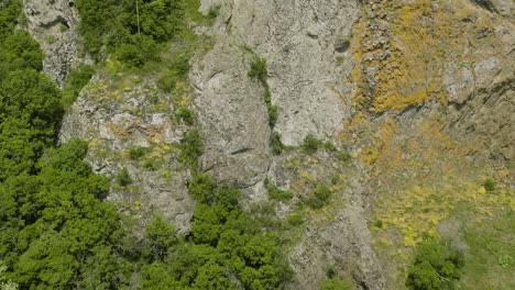 Aufschlussreiche-Luftaufnahme-Der-Historischen-Azeula-Festung-Und-Des-Kojori-Panoramas