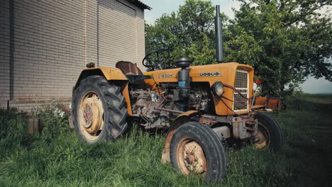 Alter-Gelber-Traktor-Ursus-C330