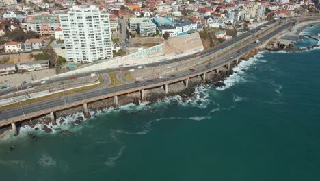 Luftaufnahme-Von-Fahrzeugen,-Die-Auf-Der-Spain-Avenue-Mit-Der-Stadt-Viña-Del-Mar-In-Chile-Fahren