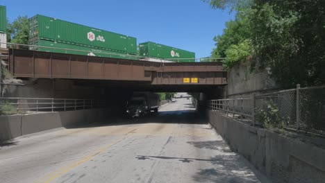 Viajando-Debajo-De-Un-Puente-De-Vías-De-Tren-En-Joliet,-Illinois