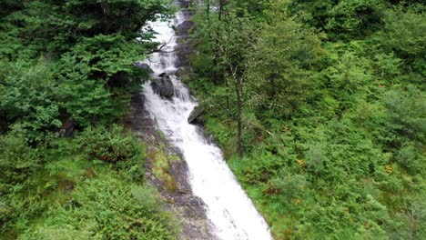 Drohnenflug-Entlang-Eines-Wasserfalls-Im-Maggiatal-Im-Tessin,-Schweiz
