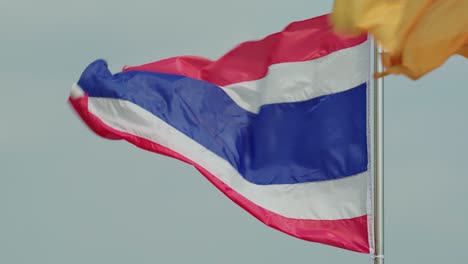 4K-Filmaufnahmen-In-Zeitlupe-Der-Thailändischen-Flagge,-Die-Sich-An-Einem-Sonnigen-Tag-Auf-Dem-Goldenen-Bergtempel-Im-Wind-Bewegt