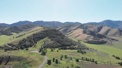Colinas-Y-Montañas-Verdes-De-Utah-En-El-Verano-Con-Una-Vista-Aérea-De-Drones-De-Camino-De-Tierra-4k