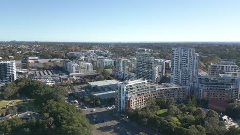 Vista-Aérea-De-La-órbita-De-Los-Apartamentos-Residenciales-Que-Viven-En-La-Ciudad-Suburbana-Del-Suroeste-De-Sydney,-Wolli-Creek,-Nueva-Gales-Del-Sur