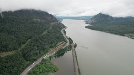 Aerial-view-of-traffic-driving-through-Columbia-River-Gorge,-Washington-State