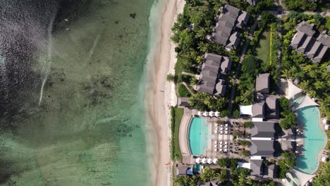 Drone-Mirando-Hacia-Abajo-Volando-Sobre-La-Playa-De-Natadola-Y-El-Intercontinental-Fiji-Golf-Resort-And-Spa