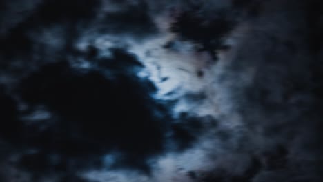 Nahaufnahme-Eines-Zeitraffers,-Bei-Dem-Der-Mond-Mitten-In-Der-Nacht-Durch-Die-Wolken-Zieht