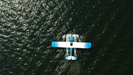 Luftaufnahme-Von-Oben-Nach-Unten,-Wasserflugzeug-Schwimmt-Auf-Dem-Wasser-Des-Ozeansees