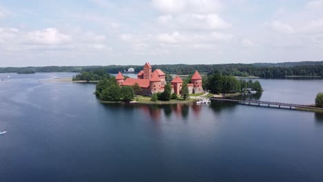 Castillo-De-Trakai-En-órbita-De-Vuelo-De-Lituania