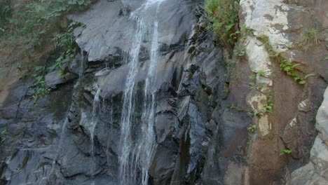 Agua-Que-Fluye-Hacia-El-Acantilado-Rocoso-De-La-Cascada-De-Yelapa-En-Jalisco,-México