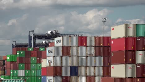 Kräne-Bewegen-Container-Im-Hafen-Von-Felixstowe,-Suffolk,-Großbritannien