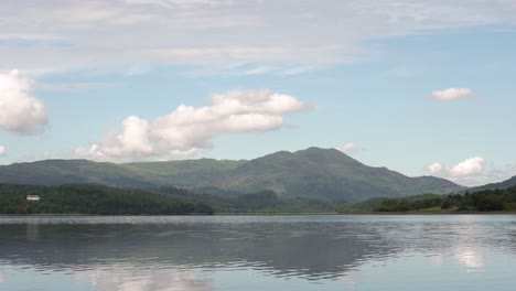 Eine-Ruhige-Schottische-Lochlandschaft