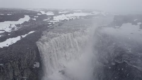 Luftaufnahme-über-Den-Dettifoss-Wasserfall-In-Der-Isländischen-Winterlandschaft