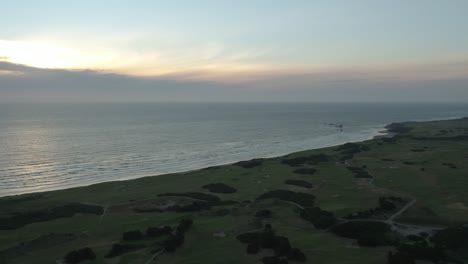 Bandon-Dunes-Golfplatz-An-Der-Küste-Von-Oregon-Bei-Sonnenuntergang---Luftaufnahme