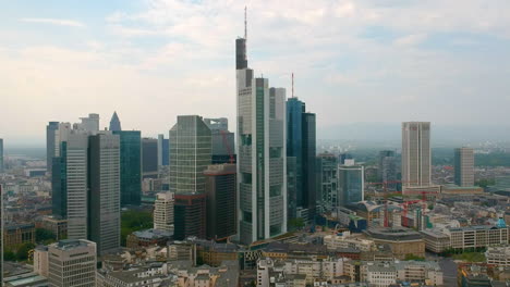 Vistas-A-La-Ciudad-Con-La-Torre-Commerzbank-En-El-Distrito-Bancario-De-Frankfurt,-Alemania