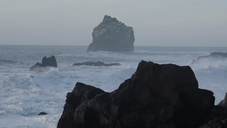 Poderosas-Formaciones-Rocosas-Oscuras-En-La-Península-De-Reykjanes-En-Islandia,-Dramática-Escena-De-Tormenta