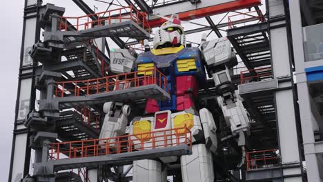 Fábrica-De-Gundam-De-4k-En-La-Bahía-De-Yokohama,-Cierre-Panorámico-Sobre-Robot-Gigante