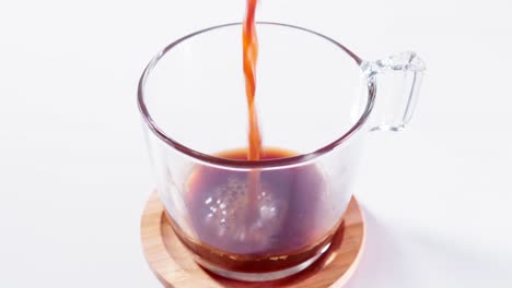 Schwarzen-Und-Heißen-Kaffee-In-Eine-Klare-Tasse-Kaffee-Gießen,-Nahaufnahme