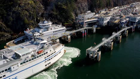 Ferry-De-Bc-Ferries-Que-Llega-A-La-Terminal-De-Ferry-De-Horseshoe-Bay-En-El-Oeste-De-Vancouver,-Canadá