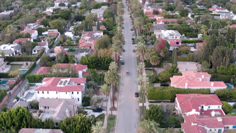 Sanfte-Luftaufnahme-Der-Vororte-Von-Beverly-Hills-Mit-Den-Hollywood-Hills-Im-Hintergrund