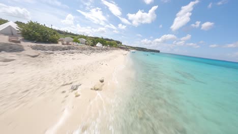 FPV-Geschwindigkeitsflug-über-Wunderschönes-Klares-Karibisches-Meerwasser,-Sandstrand-Und-Küste-Von-Cabo-Rojo,-Dominikanische-Republik