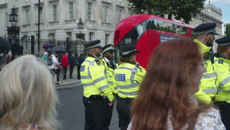 La-Policía-Afuera-De-Downing-Street-Mientras-La-Gente-Protesta-En-Londres,-Inglaterra