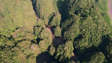Drohnen-Luftaufnahme-Von-Oben-Nach-Unten-Auf-Die-Kalksteinberge-In-Ao-Thalane-Krabi,-Thailand,-Mit-Flüssen-Und-Mangroven-An-Einem-Sonnigen-Tag