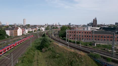 Dos-Trenes-De-Cercanías-S-bahn-Se-Encuentran-En-El-Norte-De-Colonia-Justo-Antes-De-La-Estación-Central-A-Mediodía-De-Junio-De-2022