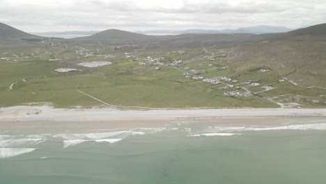 Ruhige-Luftaufnahme-Des-Keel-Beach-Und-Des-Dorfes-Auf-Achill-Island-In-Der-Republik-Irland