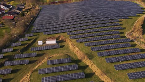 Ein-Großes-Photovoltaikkraftwerk-Vor-Einem-Kleinen-Dorf-In-Europa