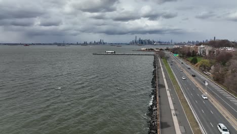 Eine-Luftaufnahme-über-Die-Gewässer-Der-Upper-Bay-In-Brooklyn,-New-York