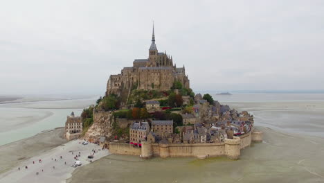 Französisches-Schloss-Auf-Einer-Kleinen-Insel-In-Frankreich-Le-Mont-Saint-Michel-Drohnenaufnahme-360-In-Der-Normandie-Typische-Gotische-Architektur-Unesco-Weltkulturerbe