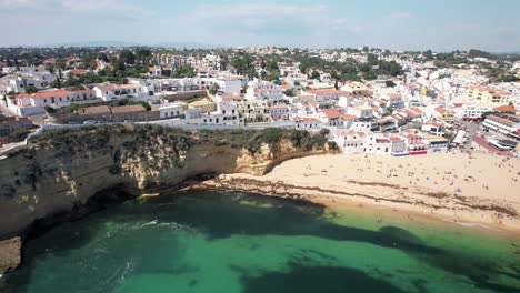 Hermoso-Pueblo-Costero-En-Algarve,-Portugal